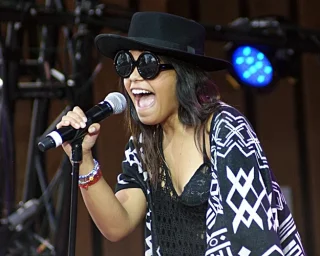 Fefe Dobson height profile photo