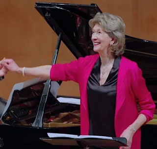 Felicity Lott height profile photo