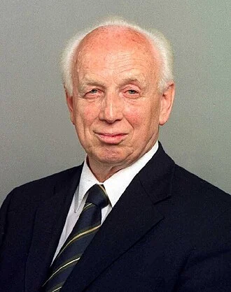 Ferenc Mádl height profile photo