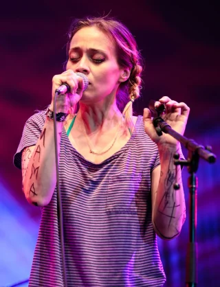 Fiona Apple height profile photo