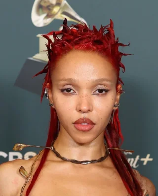 FKA Twigs height profile photo