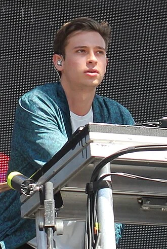 Flume (musician) height profile photo