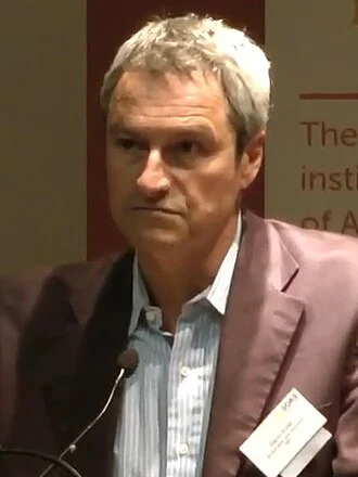 Gavin Esler height profile photo