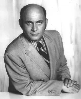 Gavin MacLeod height profile photo