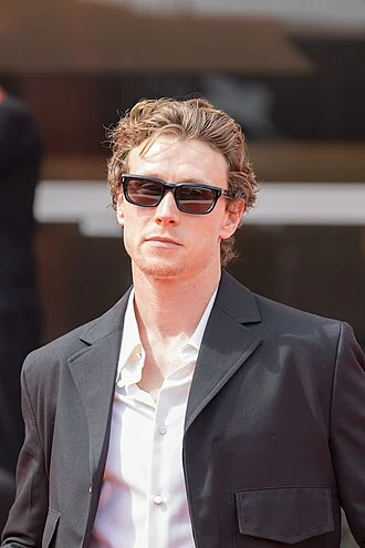 George MacKay (actor) height profile photo