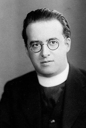 Georges Lemaître height profile photo