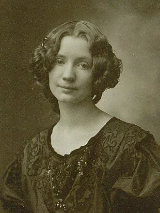 Gerda Wegener height profile photo