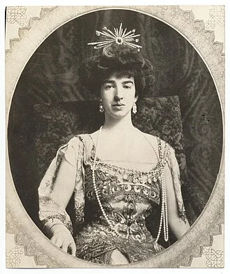 Gertrude Vanderbilt Whitney height profile photo
