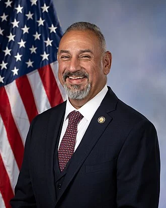 Gil Cisneros height profile photo
