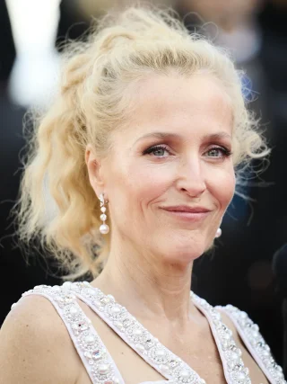 Gillian Anderson height profile photo
