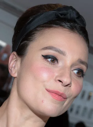 Gizzi Erskine height profile photo