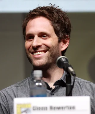 Glenn Howerton height profile photo