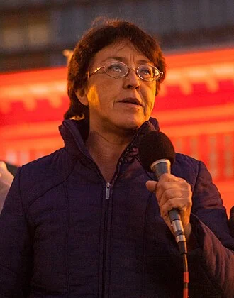 Gloria La Riva height profile photo