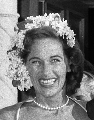 Gloria Stewart height profile photo
