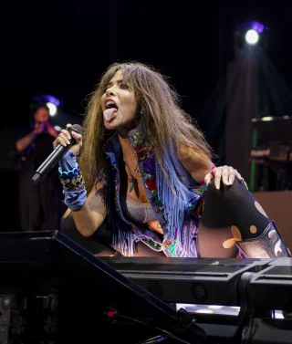 Gloria Trevi height profile photo