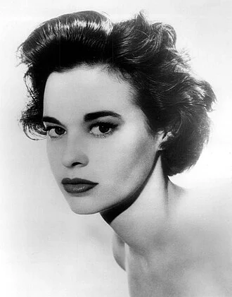 Gloria Vanderbilt height profile photo