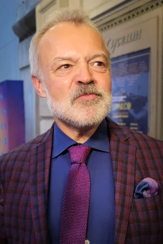 Graham Norton height profile photo