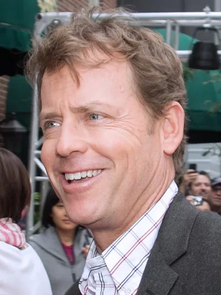 Greg Kinnear height profile photo