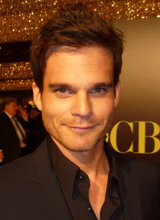 Greg Rikaart height profile photo