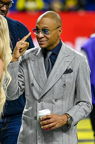 Gus Johnson (sportscaster) height profile photo