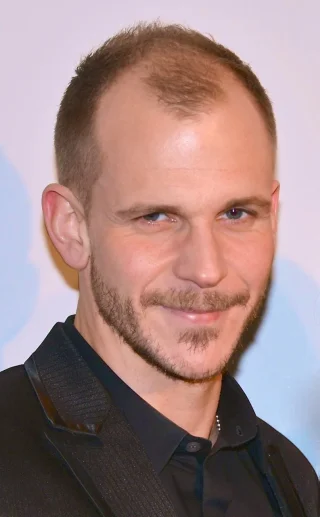 Gustaf Skarsgård height profile photo