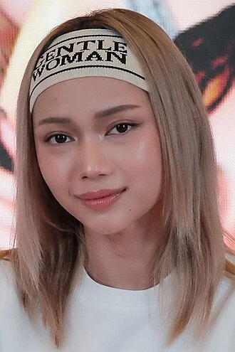 Gwen (singer) height profile photo