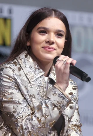 Hailee Steinfeld height profile photo
