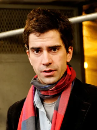 Hamish Linklater height profile photo