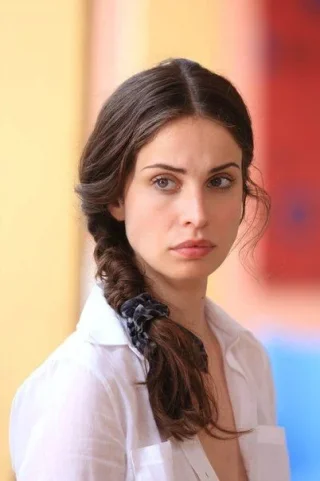 Heida Reed height profile photo