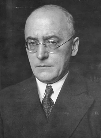 Heinrich Brüning height profile photo