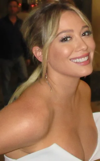 Hilary Duff height profile photo