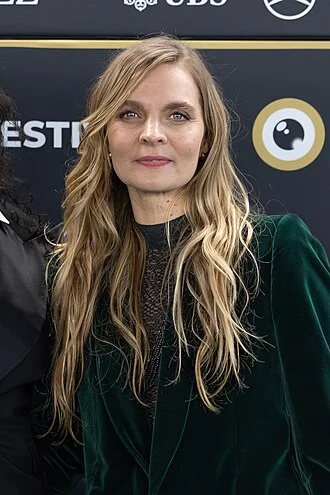 Hildur Guðnadóttir height profile photo