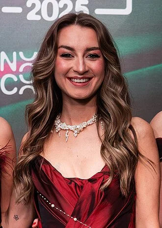 Holly-Anne Hull height profile photo
