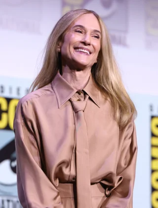 Holly Hunter height profile photo