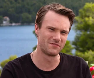 Hugh Skinner height profile photo