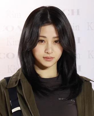 Huh Yunjin height profile photo