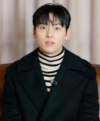 Hwang Min-hyun height profile photo