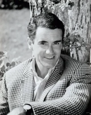 Ian Bannen height profile photo