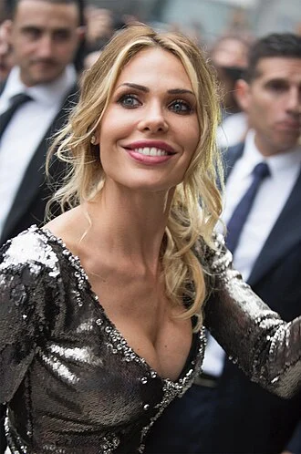 Ilary Blasi height profile photo