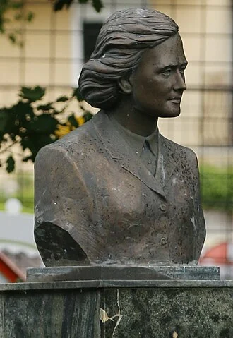 Ilona Tóth height profile photo