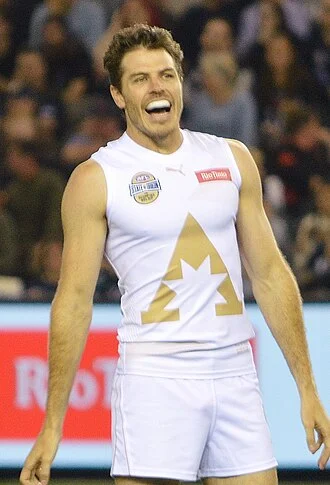 Isaac Smith (footballer) height profile photo