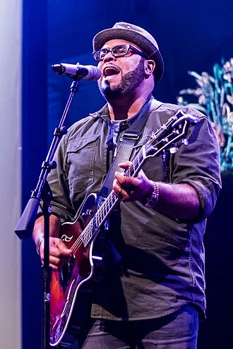 Israel Houghton height profile photo