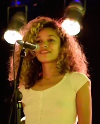 Izzy Bizu height profile photo