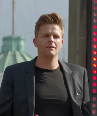 Jake Humphrey height profile photo
