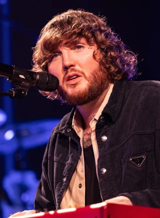 James Arthur height profile photo