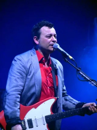 James Dean Bradfield height profile photo