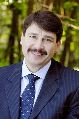 János Áder height profile photo