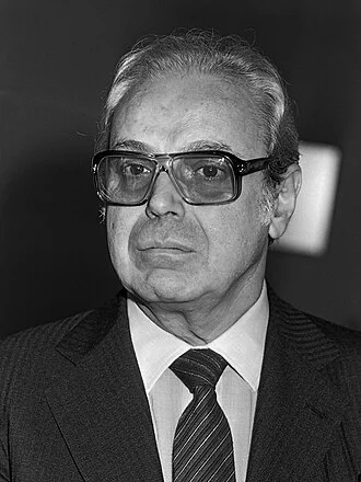 Javier Pérez de Cuéllar height profile photo