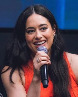 Jeanine Mason height profile photo