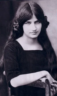 Jeanne Hébuterne height profile photo
